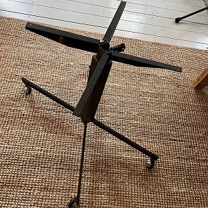 Litet piano (konsolmodell upprätt) x 1, flyttlådor x 7, soffbord B