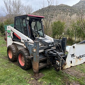 Bobcat minilastare med grävskopa och skopa