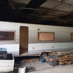 Husvagn med fast dragstång 9m lång komplett