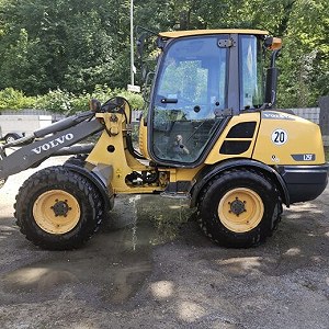 Volvo L25F körklar med 2 skopor och gaffel